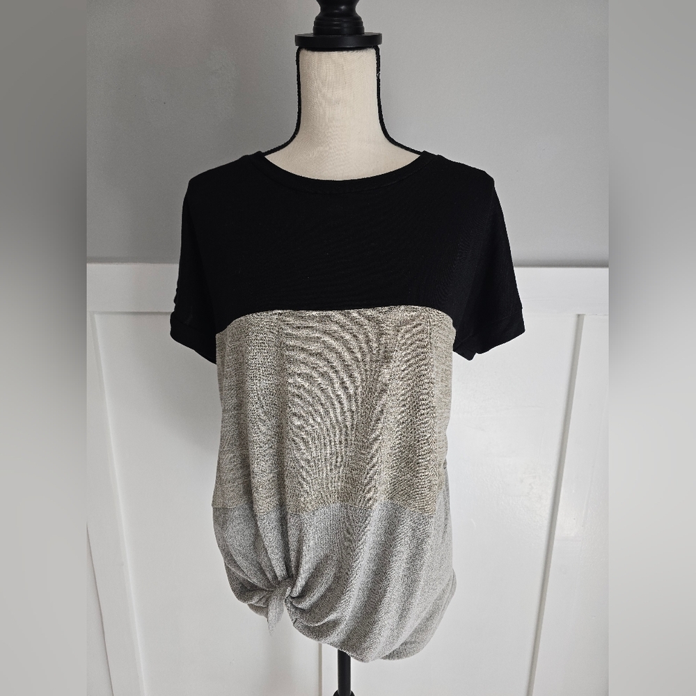 Two Two Win Colorblock Knot-Front Short Sleeve Top - Black & Gray Sz M